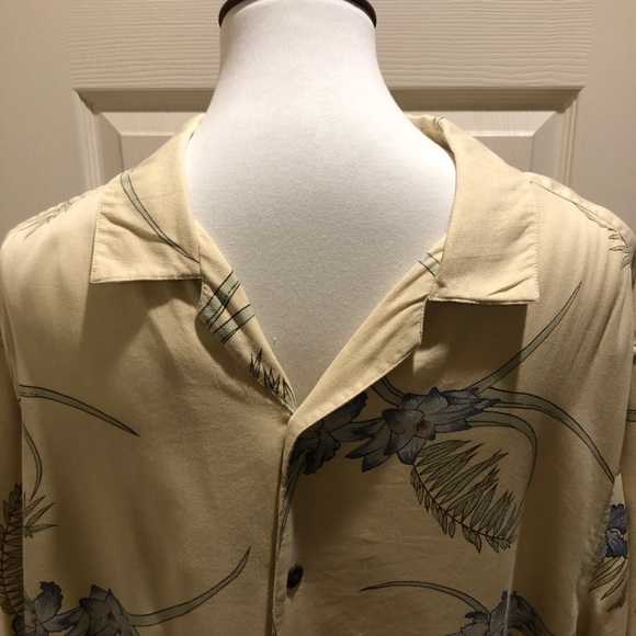 Axist Men's Silk Hawaiian shirt in EUC - Picture 2 of 6